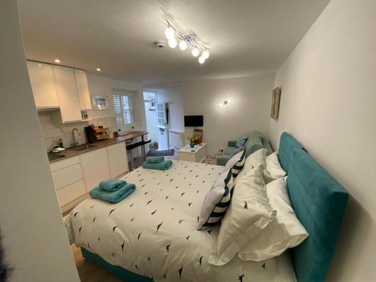 Sweet Caroline - luxury studio stone’s throw from Mousehole harbour - B&B Mousehole