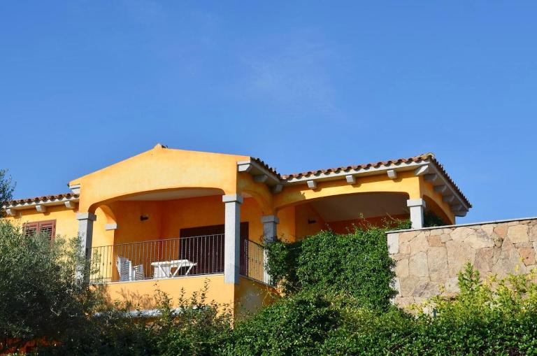 ISS Travel, Ponderosa Terrace - centrally located 2-bedroom apartment with aircondition - B&B San Teodoro
