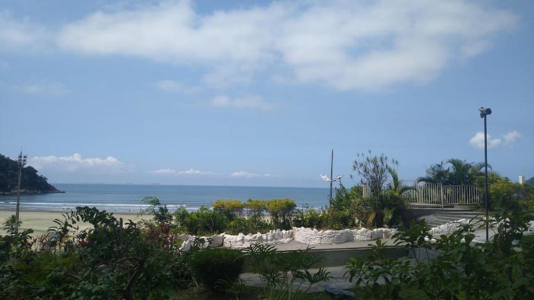 Apartamento de frente a Praia, pé na areia com wi-fi LOFTJM com 01 vaga de garagem sujeita a disponibilidade - Bed and Breakfast Santos