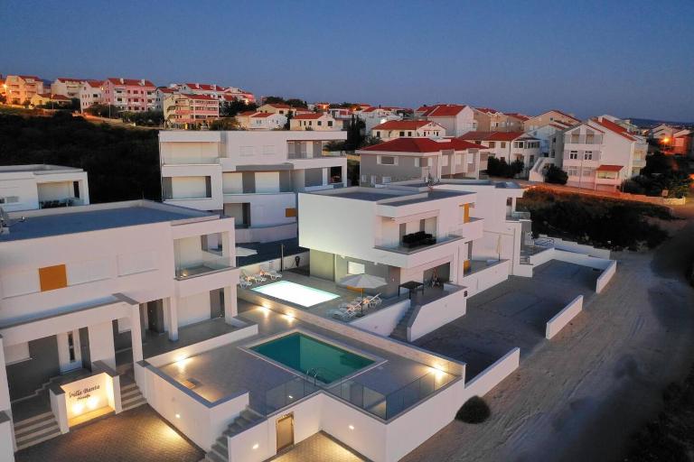 Dario 3 luxury apartment with a pool - Chambres d'hôtes Novalja