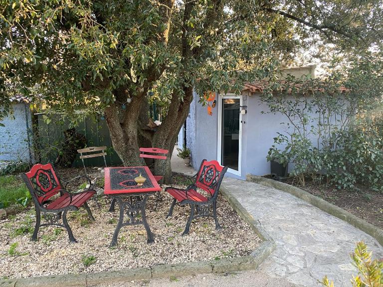 STUDIO Havre de paix au pont du gard Piscine et Jacuzzi chez Valerie Payre - B&B Vers-Pont-du-Gard