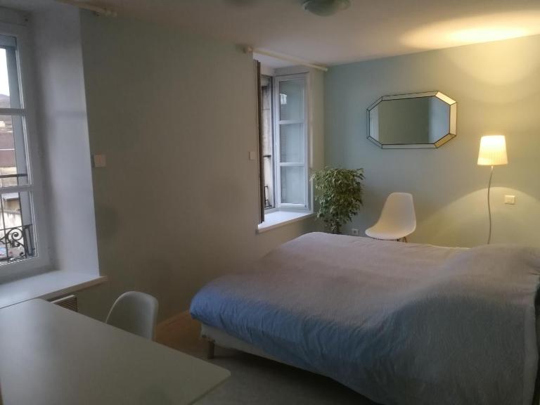 Arbois, joli petit appartement plein centre - Chambres d'hôtes Arbois