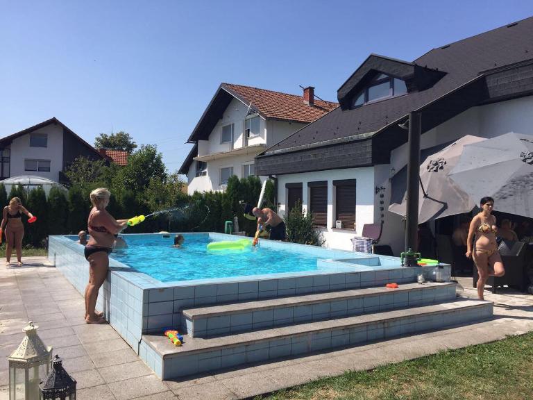 Luxeriöse Villa mit Bergblick - B&B Donji Ljenobud