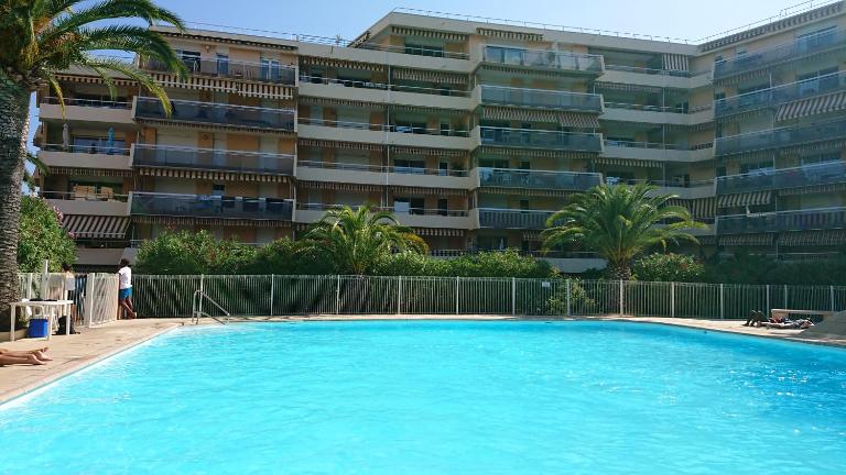 Frejus Plage, Appartement entier , piscine,parking,plage à 200m - Chambres d'hôtes Fréjus