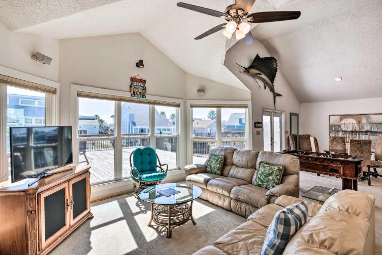 1 Mi to Sea Isle Beach: Canal-Front Gem w/ Dock! - Bed and Breakfast Galveston