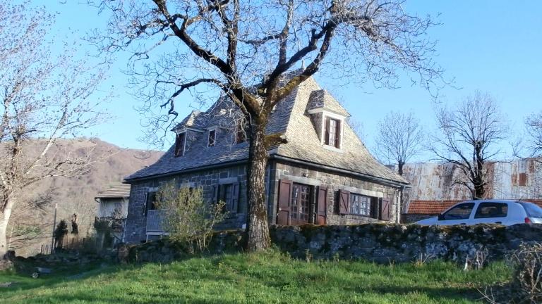 Maison de charme dans le Parc des Volcans d'Auvergne avec terrasse - Chambres d'hôtes Lascelle