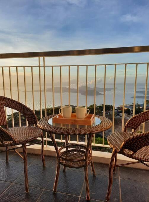 1 BR Cozy Farmhouse-Style Condo with Balcony & Taal View at Wind Residences - B&B Tagaytay