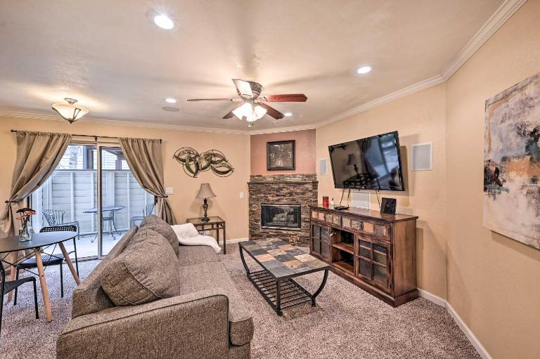 Condo w/ Patio & Pool Access in Greenwood Village! - Bed and Breakfast Greenwood Village