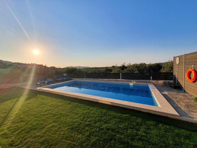 Villa Dionisia with private pool - B&B Roumelí