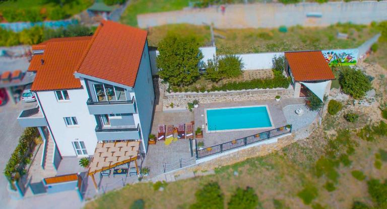 Hill Apartment with Private Pool - Chambres d'hôtes Kučine