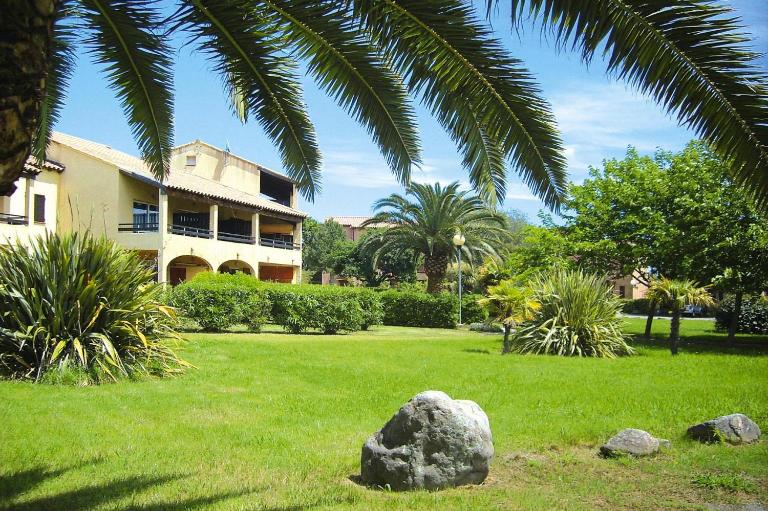 Spacious Corsica Stay for 8 near Beach - B&B Ghisonaccia