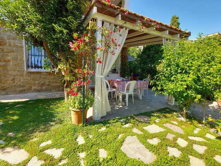 Comodo con giardino e patio - B&B Sanremo