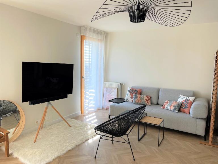 APPART 2P AVEC PARKING ET BALCON - gare val d'europe 5mn - disney 10mn - B&B Montévrain