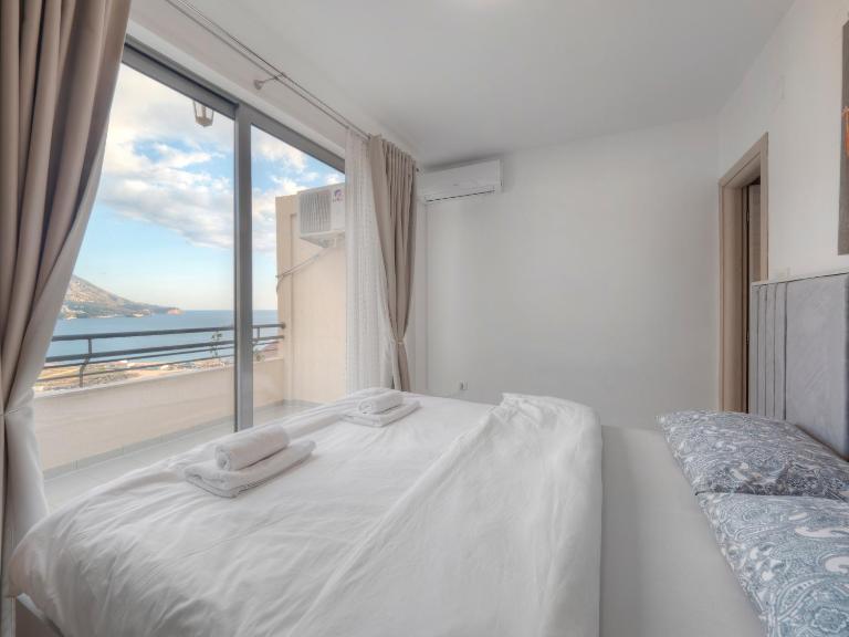 Sea view Two bedroom Family Apartment with pool - Sunset Ivanovići - Bed and Breakfast Bečići