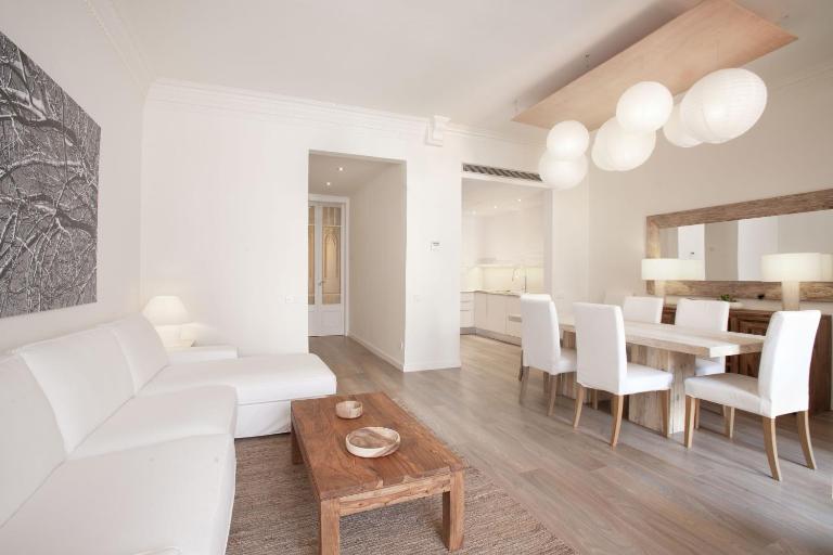 Casanova Charm 4BDR Apartment - B&B Barcelona