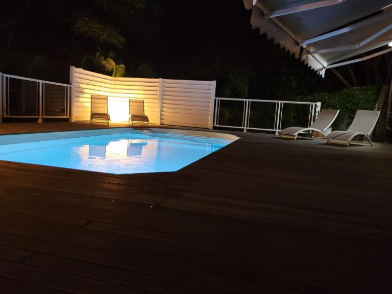 VILLA STE MARTHE avec piscine, grande terrasse, jardin intime et citerne d'eau - B&B Saint-François