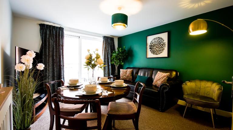 High Street - 2BD Apt - King Beds - Parking - Wise Stays - Bed and Breakfast Southampton