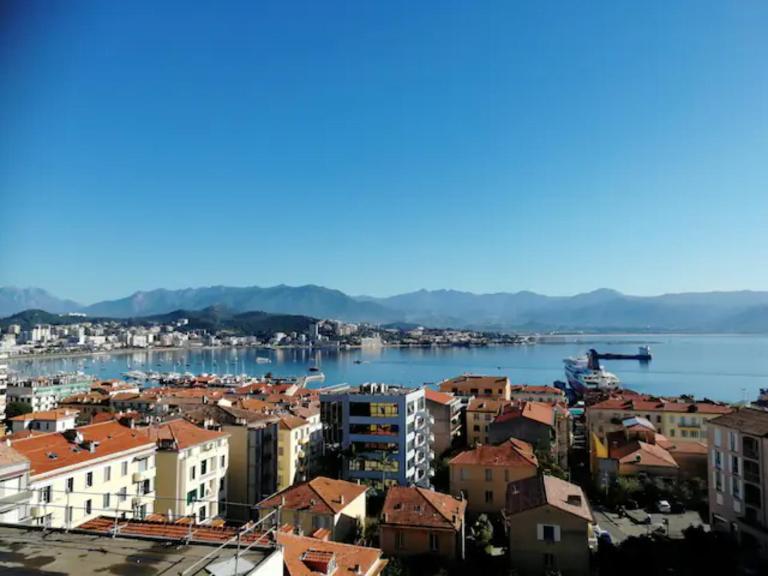 Centre ville avec vue magnifique sur le golfe d'Ajaccio; parking privé. - B&B Ajaccio