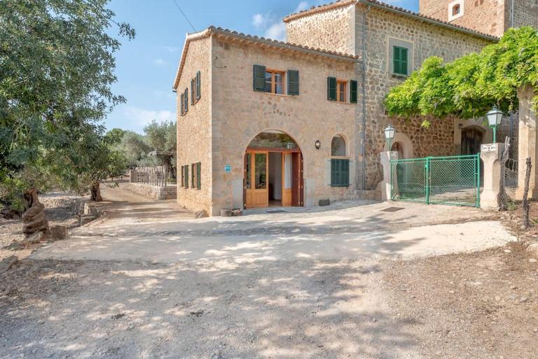 Deià semi-detached sunny country house, near GR221 - Bed and Breakfast Deià