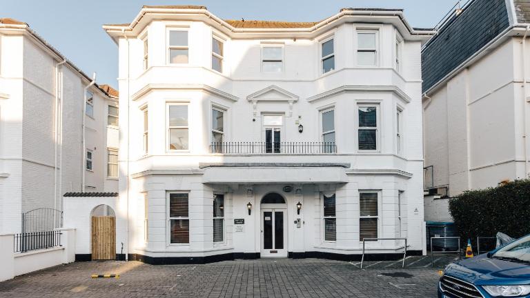 Spacious 2 bedroom flat near beach and town centre - B&B Bournemouth