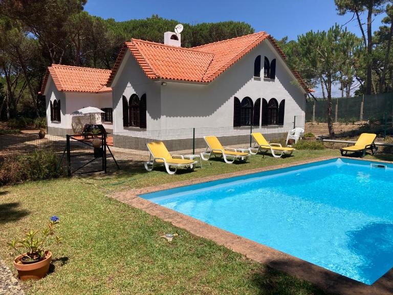 Moradia no Pinhal com Piscina - Espaço e Privacidade para as suas Férias! - Chambres d'hôtes Sintra