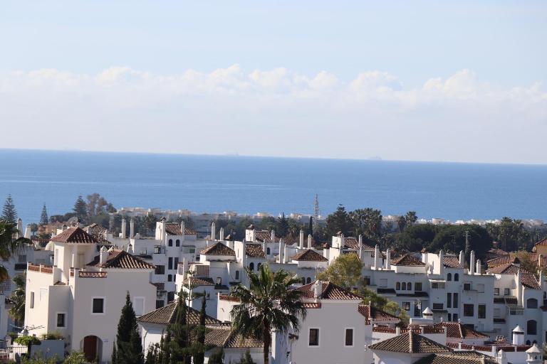 Sunset Resina Golf - 2 Bedrooms Apartment with Sea view - Estepona - B&B Estepona
