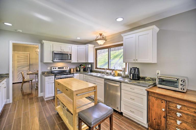Lakefront Kingsport Home w/ Private Hot Tub! - Bed and Breakfast Kingsport
