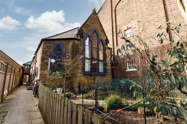 The Scouse House - Unique Stay - Church Conversion - B&B Liverpool