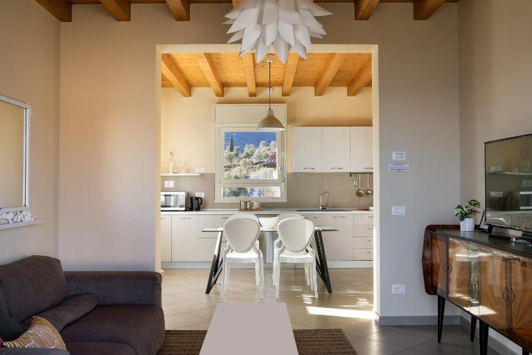 Casa con ampio terrazzo, vista lago e giardino - B&B Toscolano-Maderno