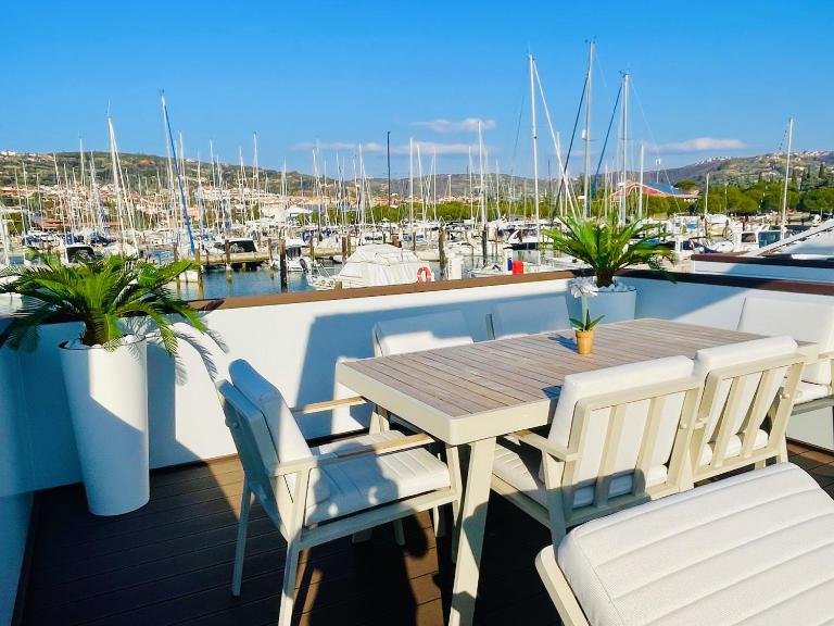 MIRAMARE Romantic Experience with privat Jacuzzi - floating house - Ferienwohnung Portorož