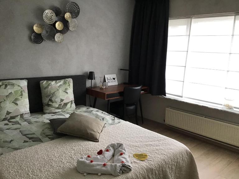 Guesthouse De Steenberg tweepersoonskamer met grote badkamer, kitchenette en tuinzicht op de eerste verdieping - Bed and Breakfast Geel