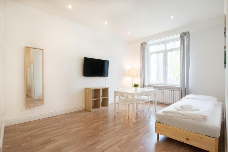 Tolstov Apartments - 1 or 3 Room Apartments - 20 Min Messe DUS and Old Town DUS - B&B Düsseldorf