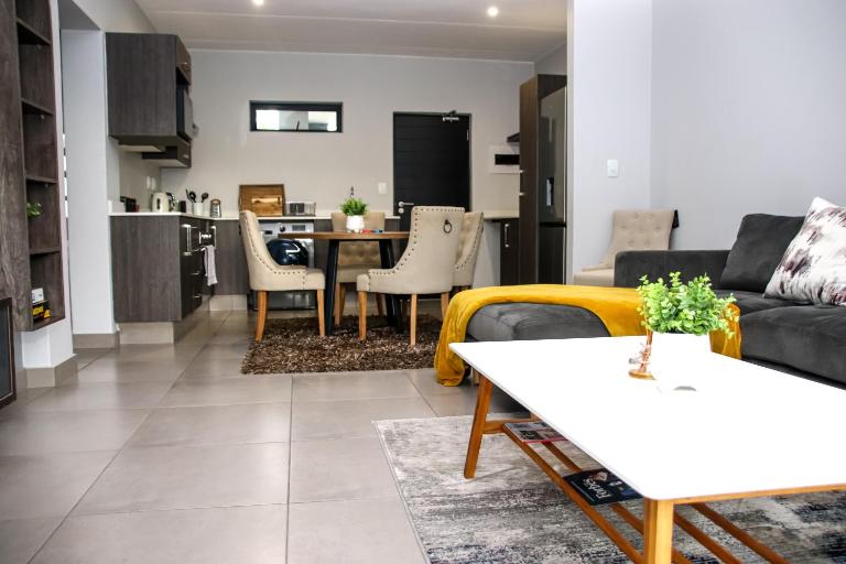 “Pop Inn” modern apartment in heart of Bryanston - Bed and Breakfast Johannesburg