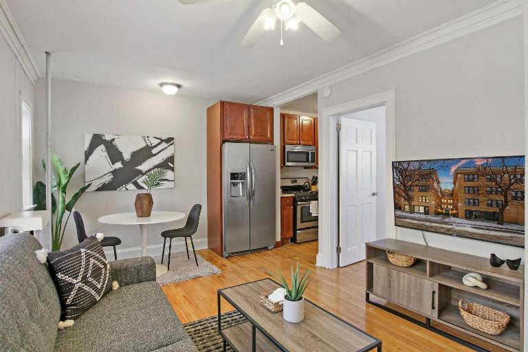 1BR Calm & Cozy Apt in Lincoln Square - Eastwood 2S - B&B Chicago
