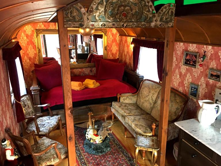 Historischer Zirkuswagen mit Terrasse und Blick ins Grüne - B&B Witzenhausen