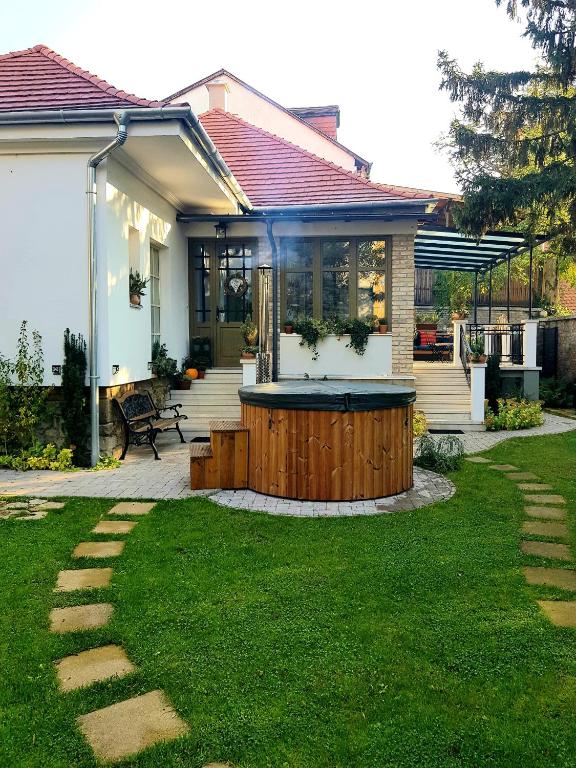Belvárosi Kertesház - Bed and Breakfast Keszthely