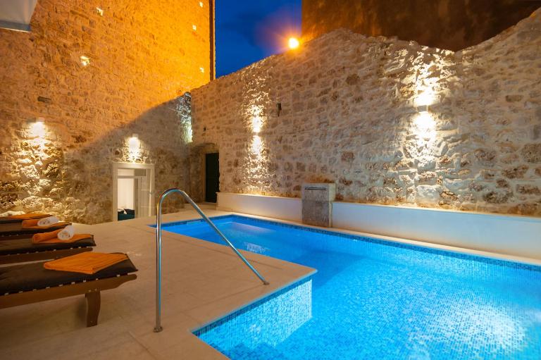 Villa Majestic with heated pool and rooftop terrace - Chambres d'hôtes Bol