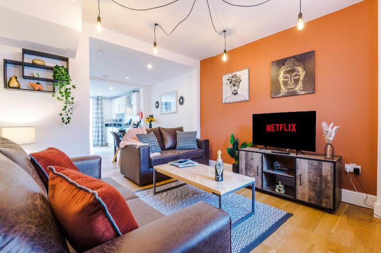 Pristine 2-bed house in Chester by 53 Degrees Property, ideal for Families & Small groups, Great Location - Sleeps 6 - Bed and Breakfast Hoo Green