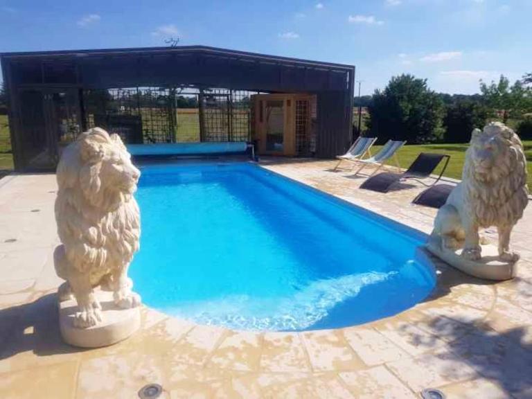 Villa élégante à Saint Clair-d'Arcey avec piscine privée - Bed and Breakfast Bernay