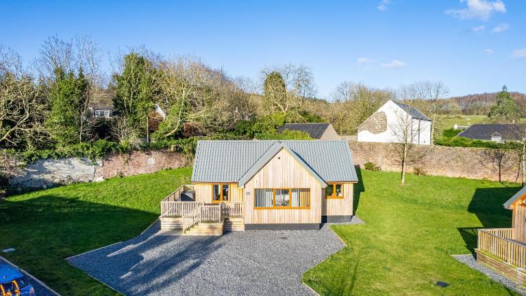 Kestrel Lodge 6 with Hot Tub - Bed and Breakfast Newton Stewart