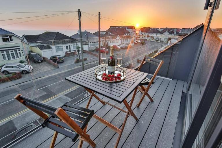 THE PENTHOUSE by BOURNECOAST - A Stylish Coastal Penthouse with a Balcony, SEA VIEWS and Parking - Just 10 Minutes Walk to the Sandy Beaches - FM8407 - B&B Southbourne