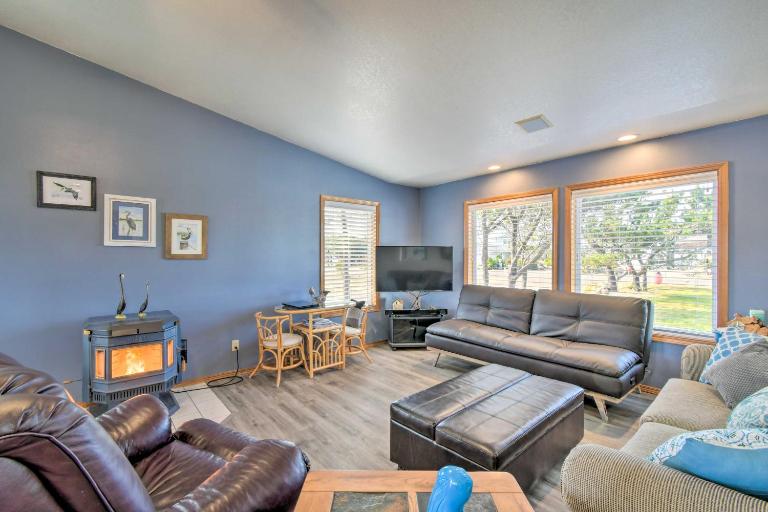 Pet-Friendly Ocean Park Home w/ Decks & View! - B&B Ocean Park