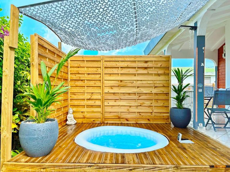 Lodge Sopraia Jardin-spacieux- Jacuzzi- Proche aéroport - B&B Les Abymes