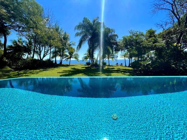 Stunning Oceanfront 4-Bdrm Villa w/ Infinity Pool - Bed and Breakfast San Lorenzo