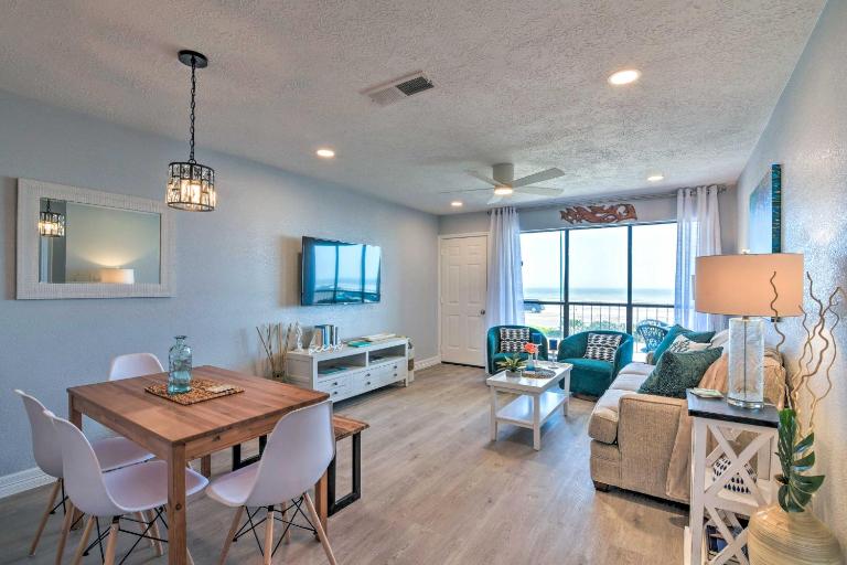 Ocean-View Balcony: Family Gem on Seawall Blvd! - Ferienwohnung Galveston