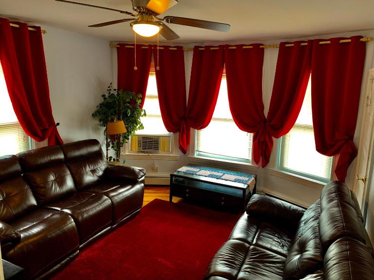 Stylish, Cozy 2BR Private Apt, 1st Floor, Well-Appointed, Near Providence, MA, RI Line, I-95 Access - B&B Pawtucket