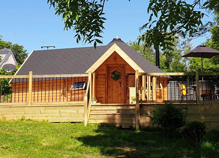 The Hive - Unique log cabin with wood burning stove - B&B Ludchurch