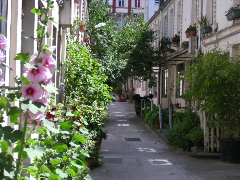 Cité Pilleux - Charming Studio in a flowery pedestrian lane - B&B Parigi
