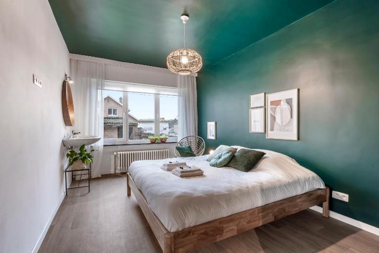 Ruim, rustgevend glv app met warme kleuraccenten - B&B Middelkerke