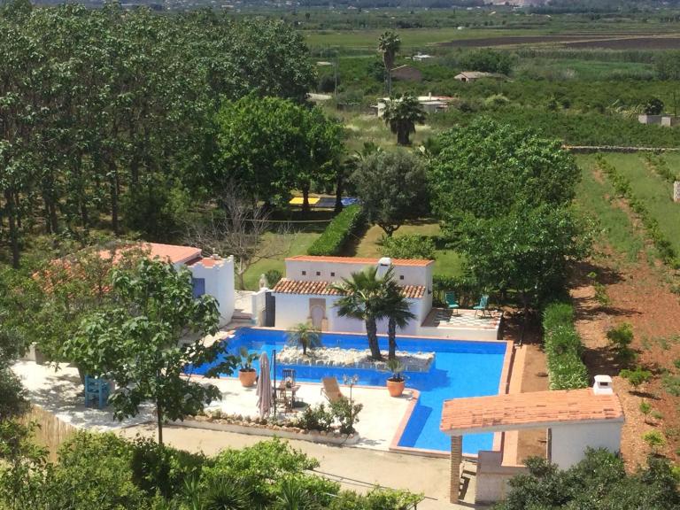 Casa on large property with private Pool - B&B Pego